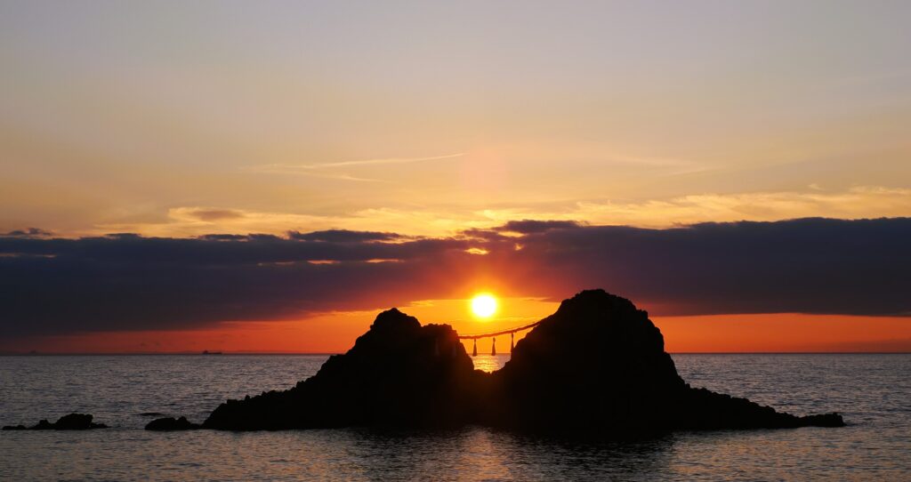 糸島：夫婦岩に沈む夕陽