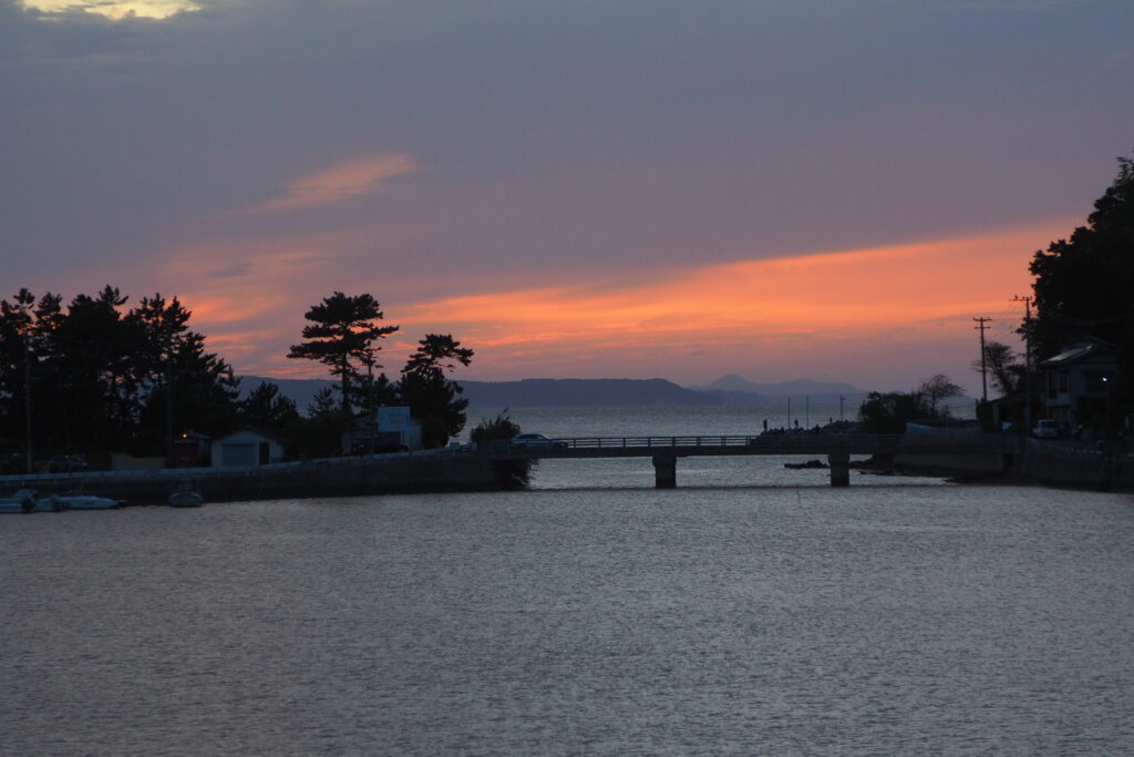 夕陽に染まる海辺
