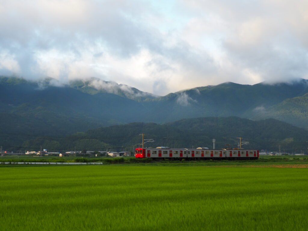 田園を走る赤い電車