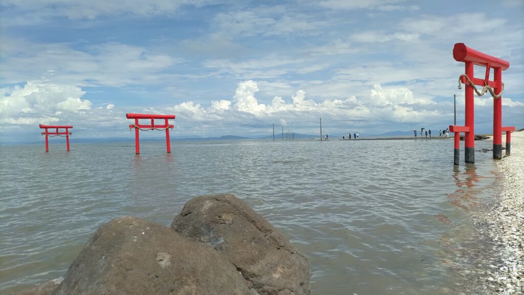 潮の満ち引きと鳥居の表情