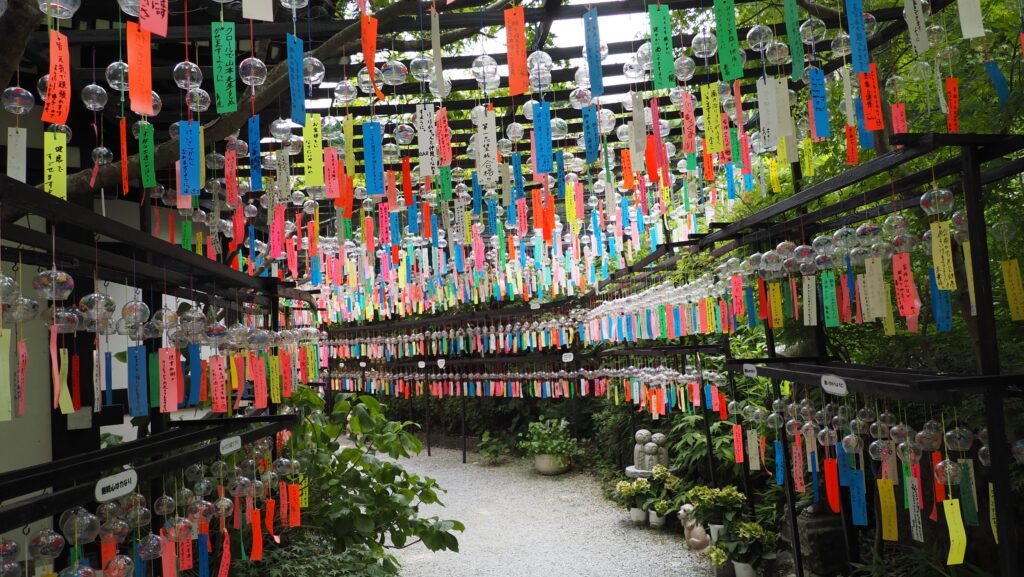 三井寺の風鈴トンネル