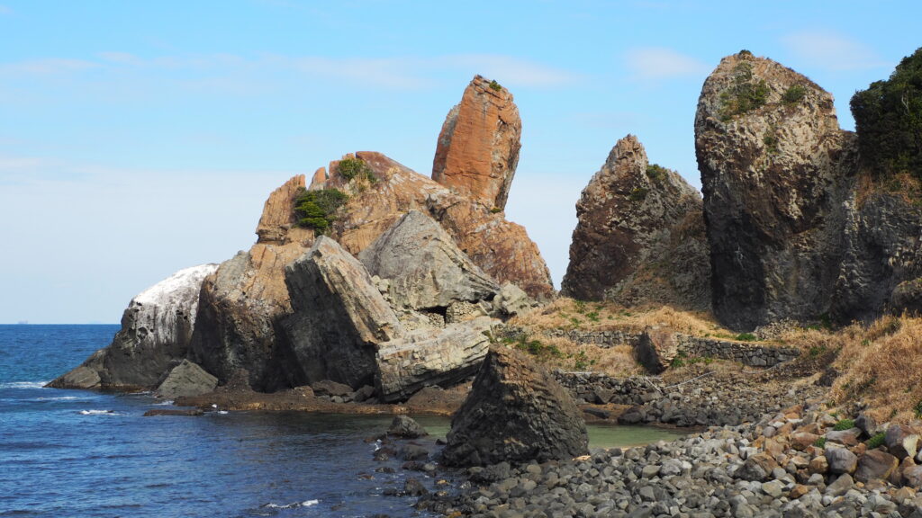 海中に寄り添って立つ二本の巨岩（夫婦岩）