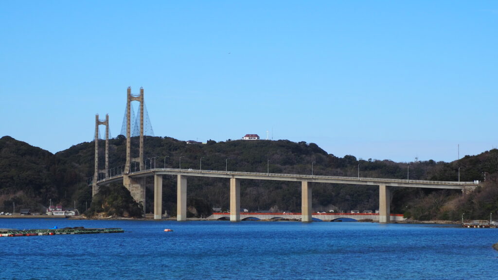 呼子大橋の向こう側に横たわる加部島のシルエット