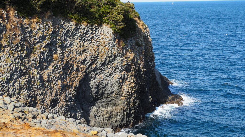 めがね岩展望所から見た断崖に叩きつける荒波