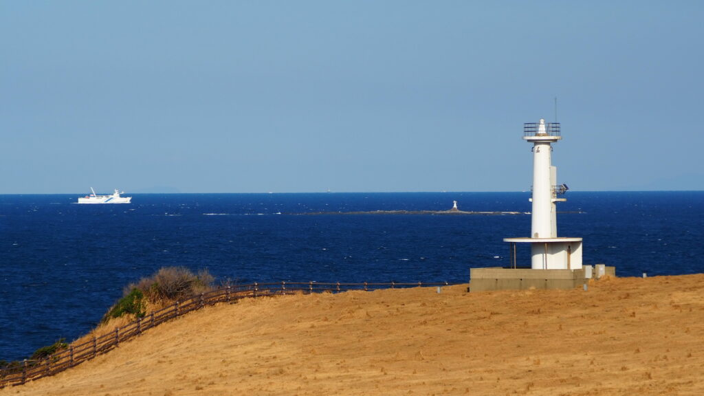 紺碧の海に立つ白い肥前立石埼灯台