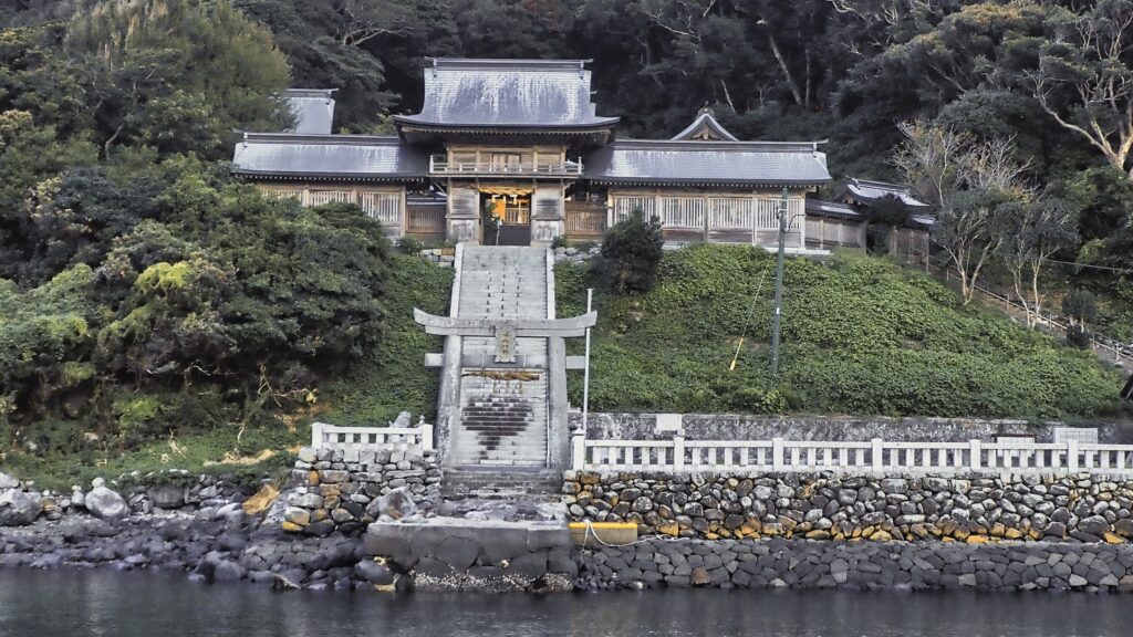 田島神社の苔むした参道と社殿