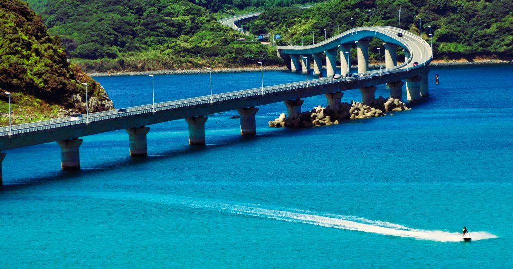 角島に広がる青い海と緑豊かな島の風景