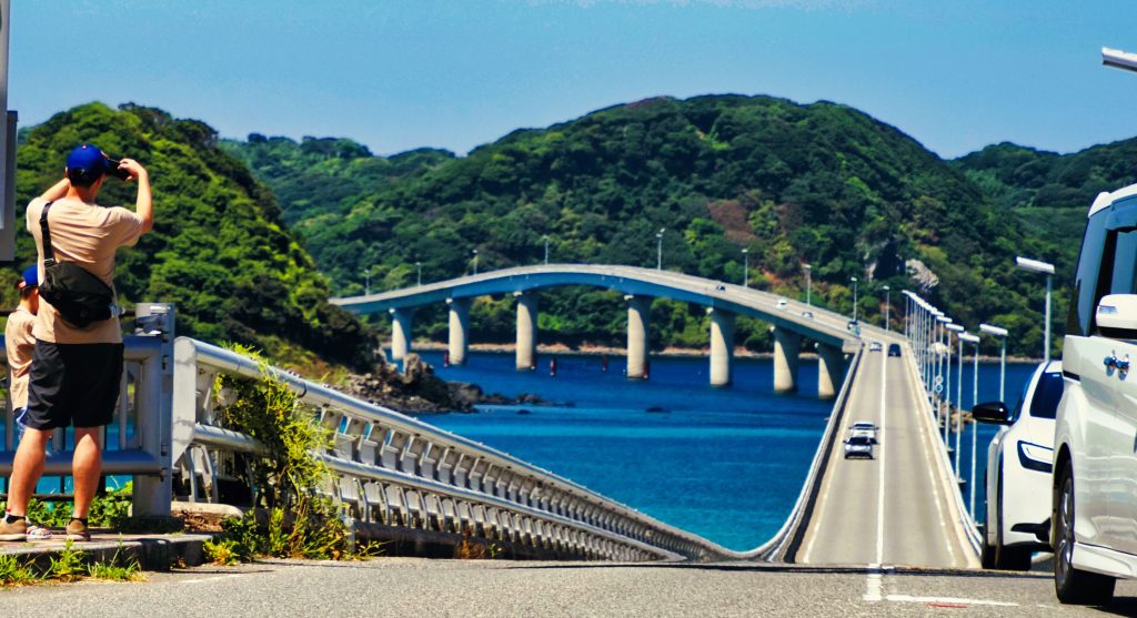 角島大橋を走る車と青い海を望む絶景