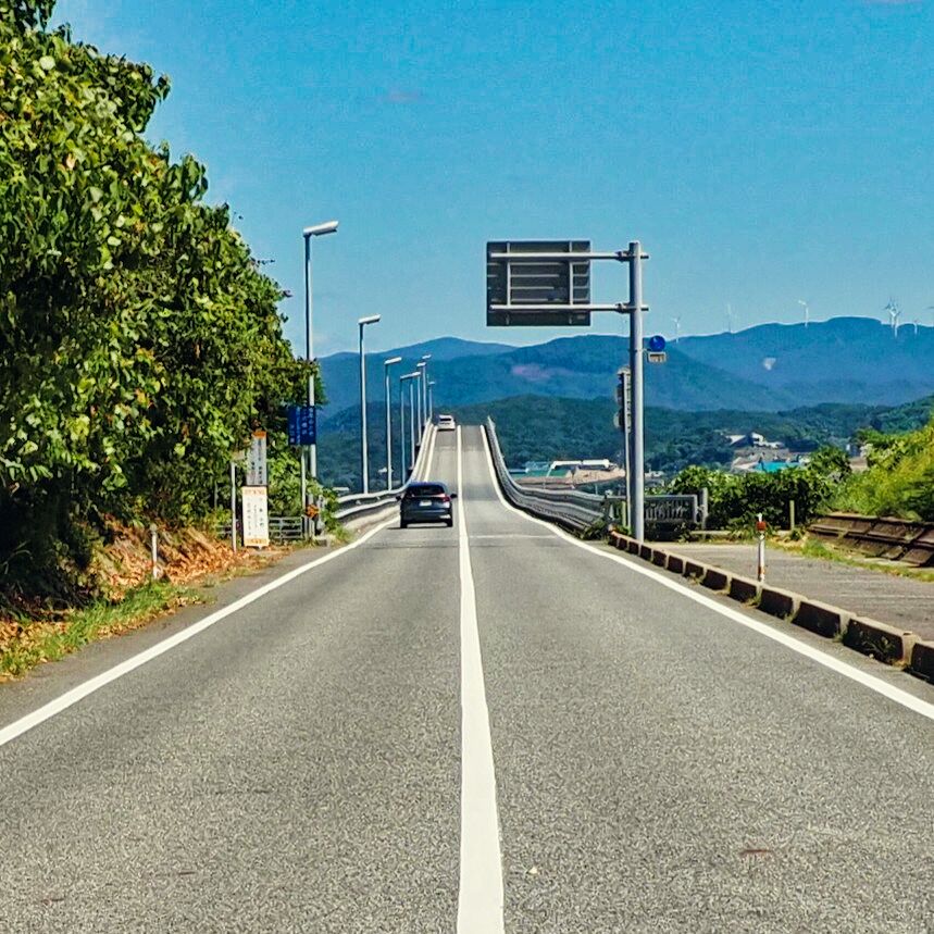 真っ直ぐな角島の道　この先には角崎大橋があります