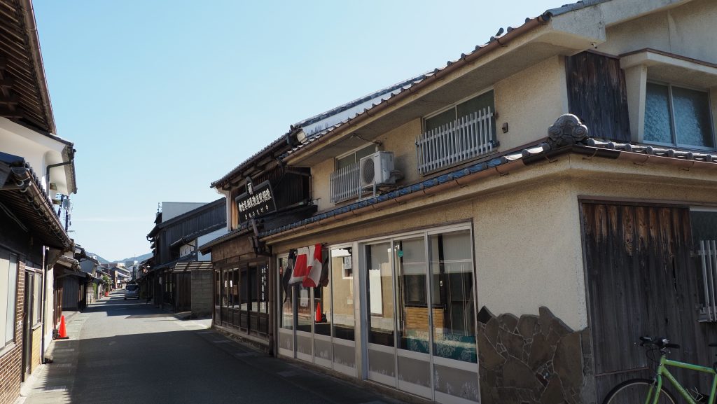 昔ながらの建物が並ぶ萩の町並み