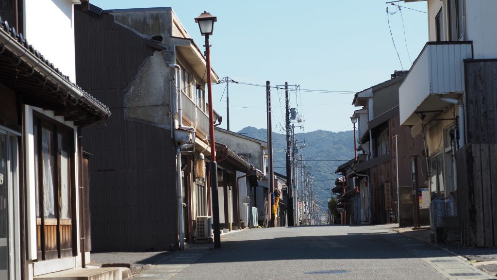 古い町並みの通りの先に見える萩の山並み