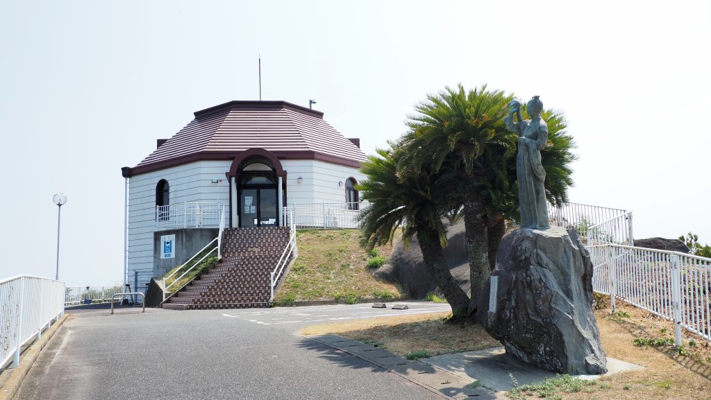風の見える公園の展望施設。周囲を歩きながら景色を楽しめます。