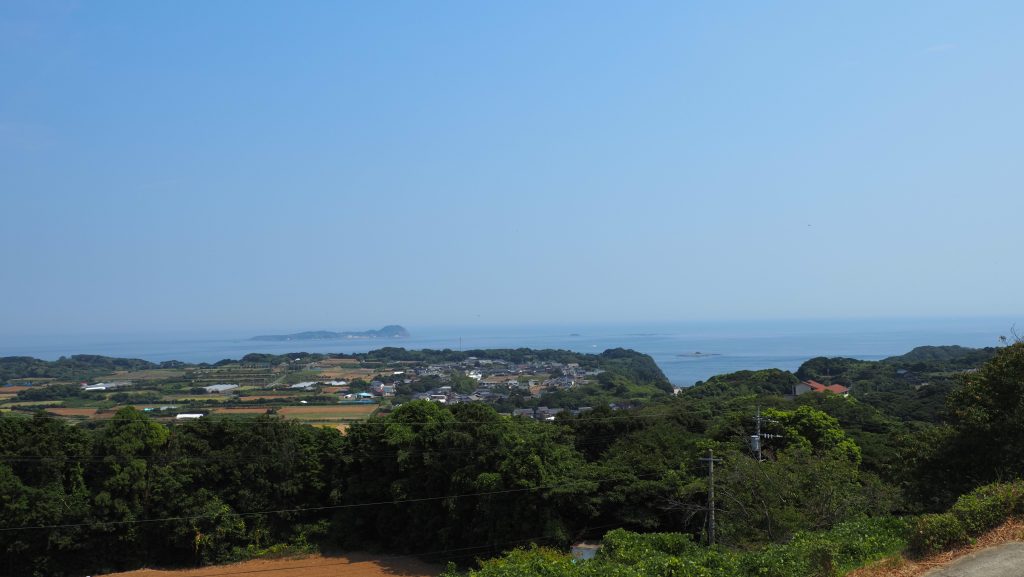 展望施設から眺める海と山々。窓越しにも雄大な景色が広がります。