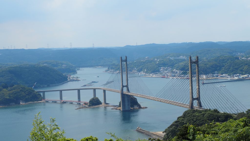 呼子大橋を一望できる雄大な眺め。海と山に囲まれた景観は必見です。