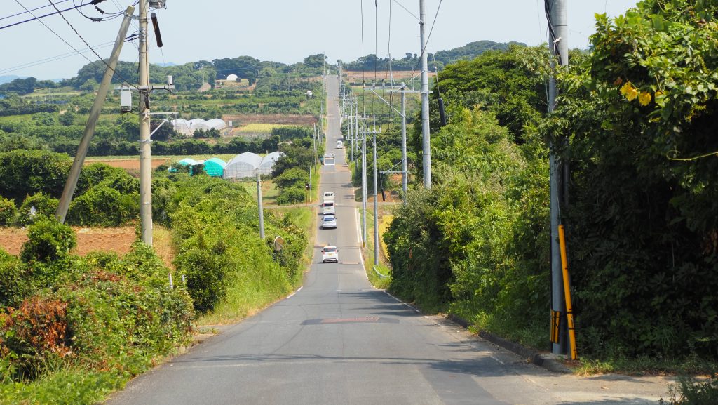 遥か彼方まで一直線に続く、加部島の一本道。