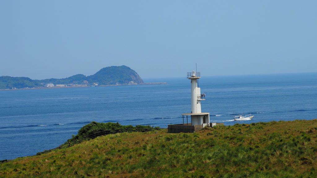 海を望む草原に立つ灯台。杉ノ原牧場ならではの開放的な風景です。