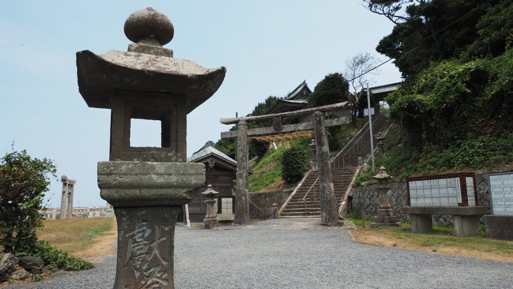 階段の先に見える鳥居。その向こうには海が広がっています。