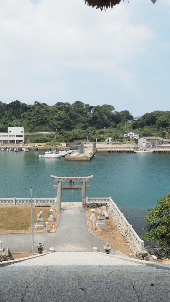海へ向かって伸びる参道と鳥居。田島神社ならではの景観です。
