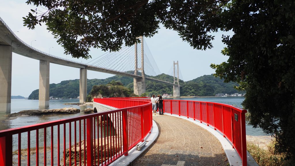赤い欄干が印象的な弁天島遊歩橋。海を眺めながら散策を楽しめます。