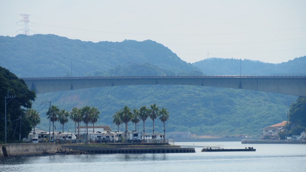 呼子大橋を海越しに眺める。橋と山々がつくる美しい風景です。