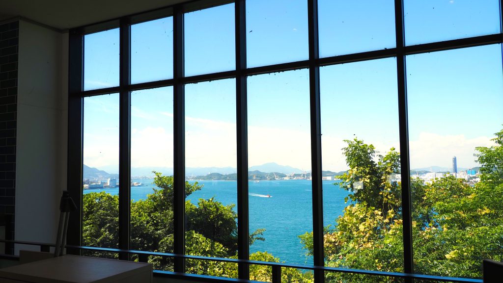 めかりPAの窓から見える関門海峡の景色
