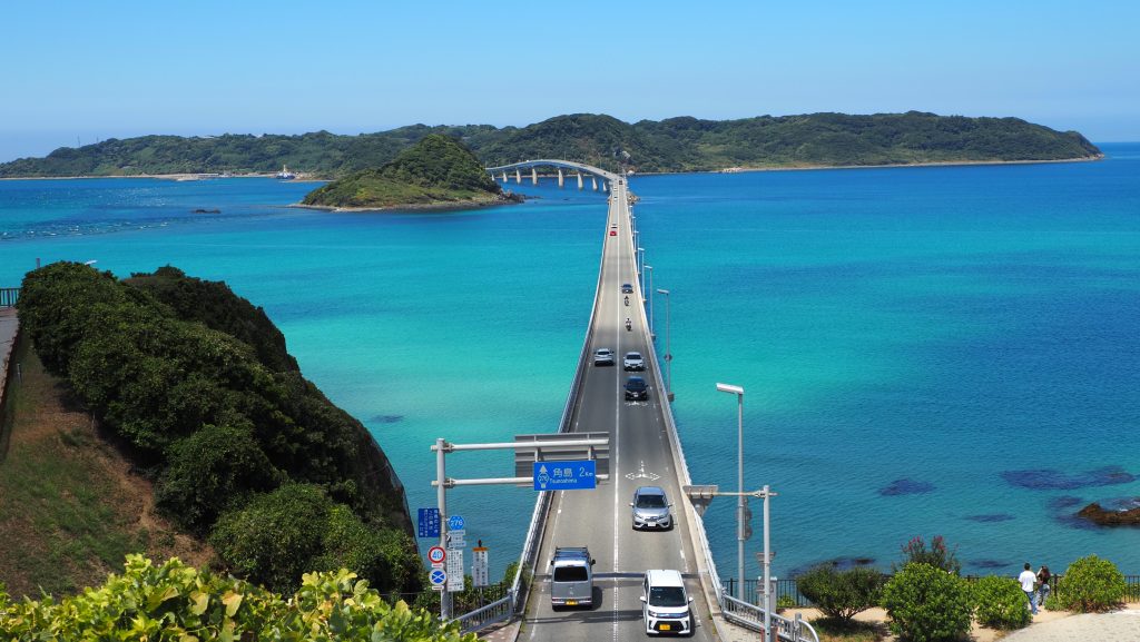 真っ青な海と角島へ向かう車