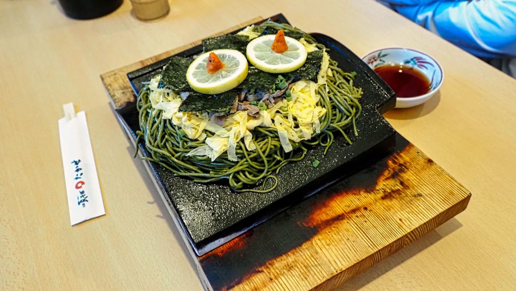 熱した瓦の上に盛られた山口名物の瓦そば
