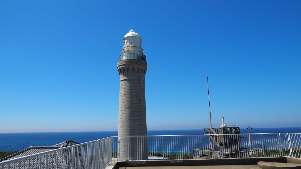白い灯台と青い海
