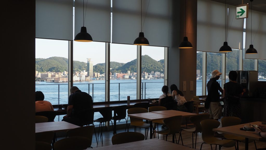 壇ノ浦PAの館内から眺める関門海峡と対岸の街並み