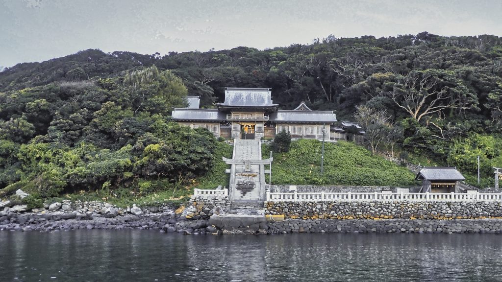 海を望む場所に建つ田島神社。静かな佇まいが印象的です。