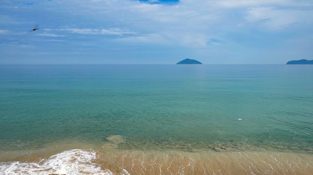 姉子の浜から望む青い玄界灘と遠くの島