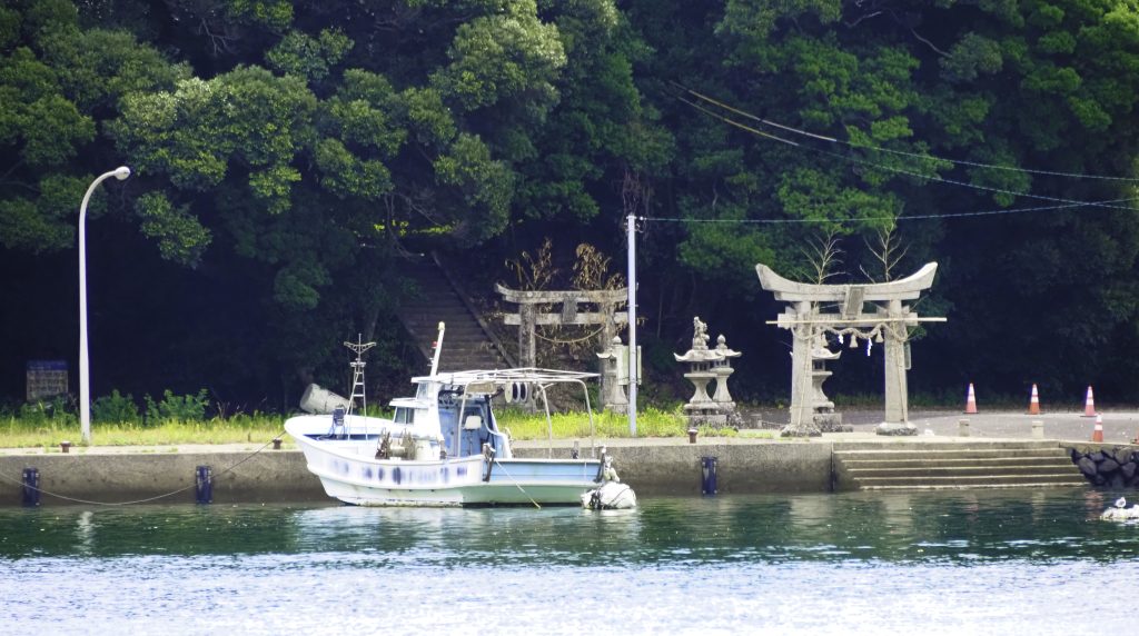 仮屋湾の漁船と三島神社の鳥居