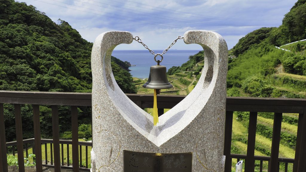浜野浦の棚田と玄界灘を望む恋人の聖地のベル