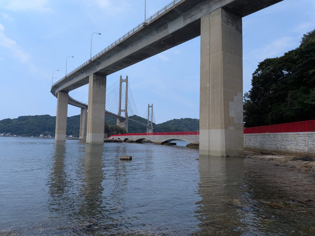 海辺から間近に見る呼子大橋。巨大な橋脚とケーブルが迫力満点。