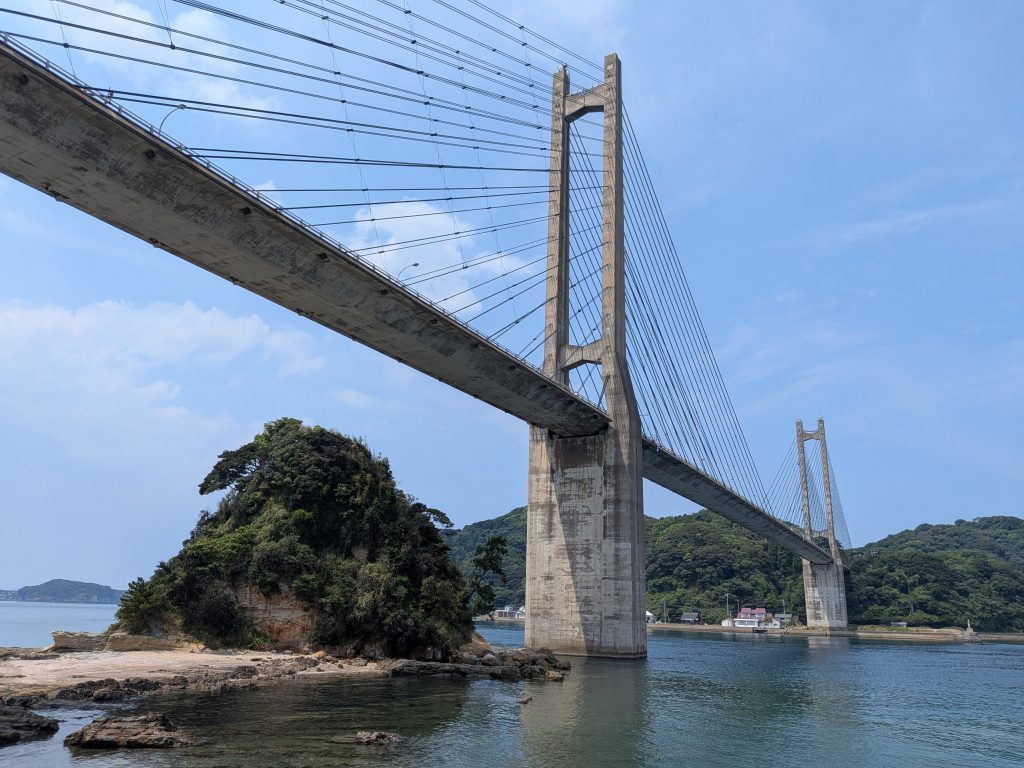 橋の下から見上げる呼子大橋。その大きさに圧倒されます