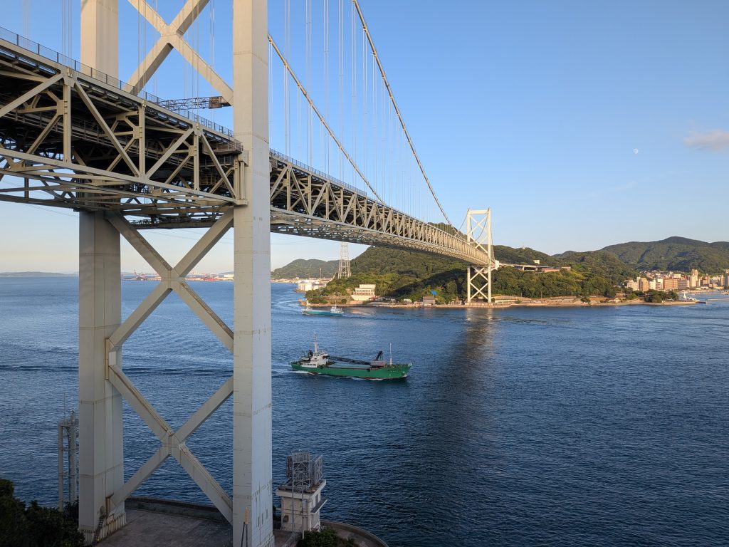 壇ノ浦PAから望む関門橋と関門海峡を行き交う船