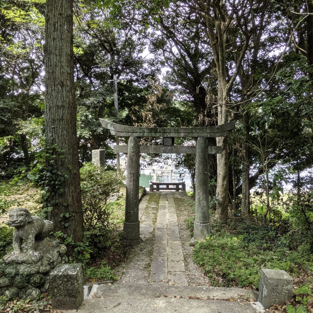 眼下には静かな漁港