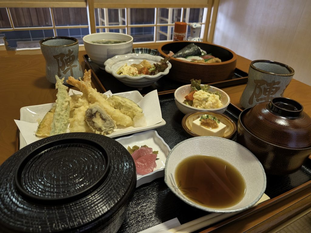仮屋でいただいた天ぷらと刺身の和食ランチ