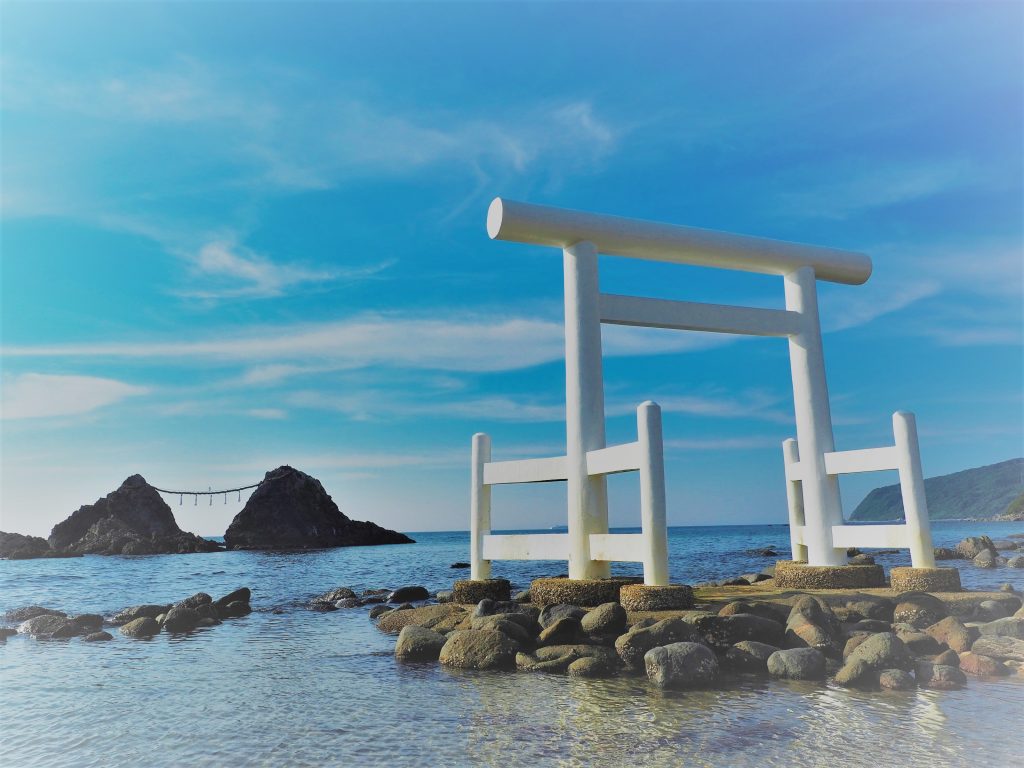 白い鳥居と夫婦岩