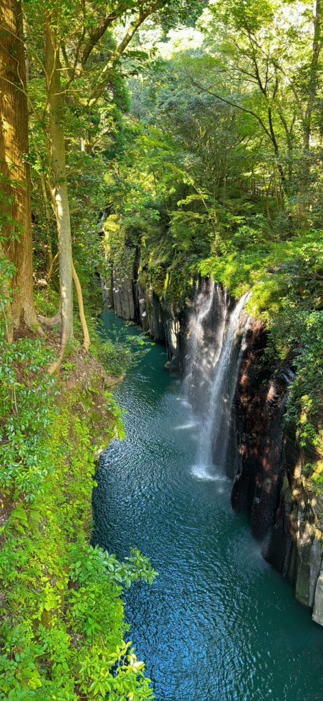 高千穂峡の岩壁と五ヶ瀬川