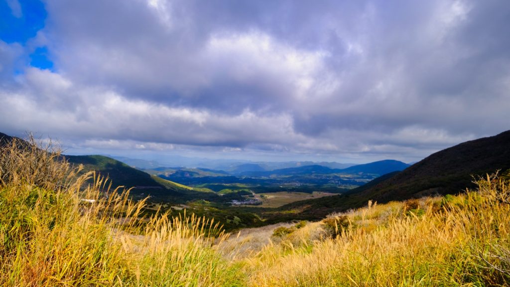秋の九重の山々と高原を望む風景
