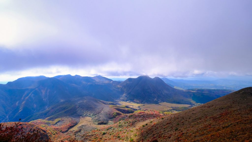 大船山から見た紅葉に彩られた九重連山の秋景色