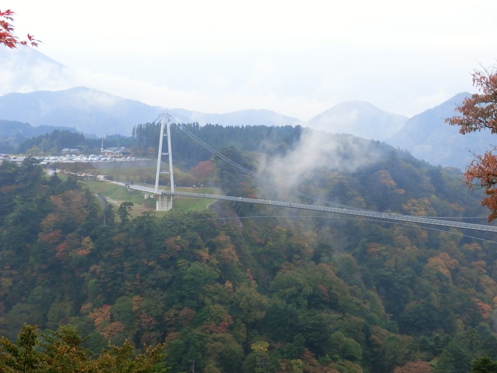 秋の九重の山々に架かる九重“夢”大吊橋