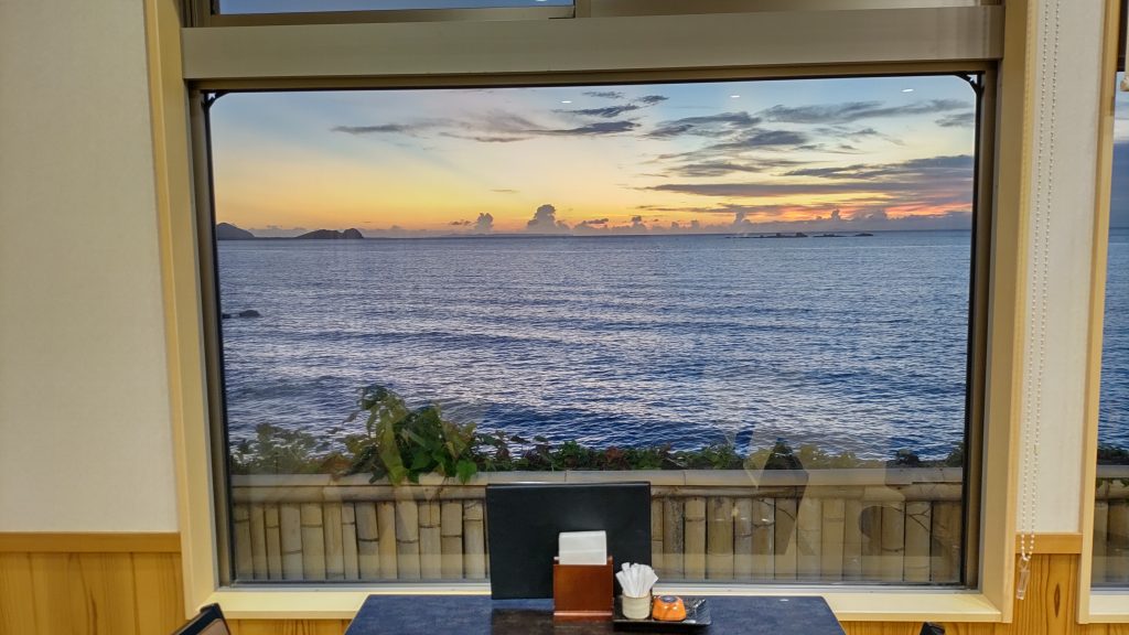 活魚料理いけすてら崎の店内から望む玄界灘の海