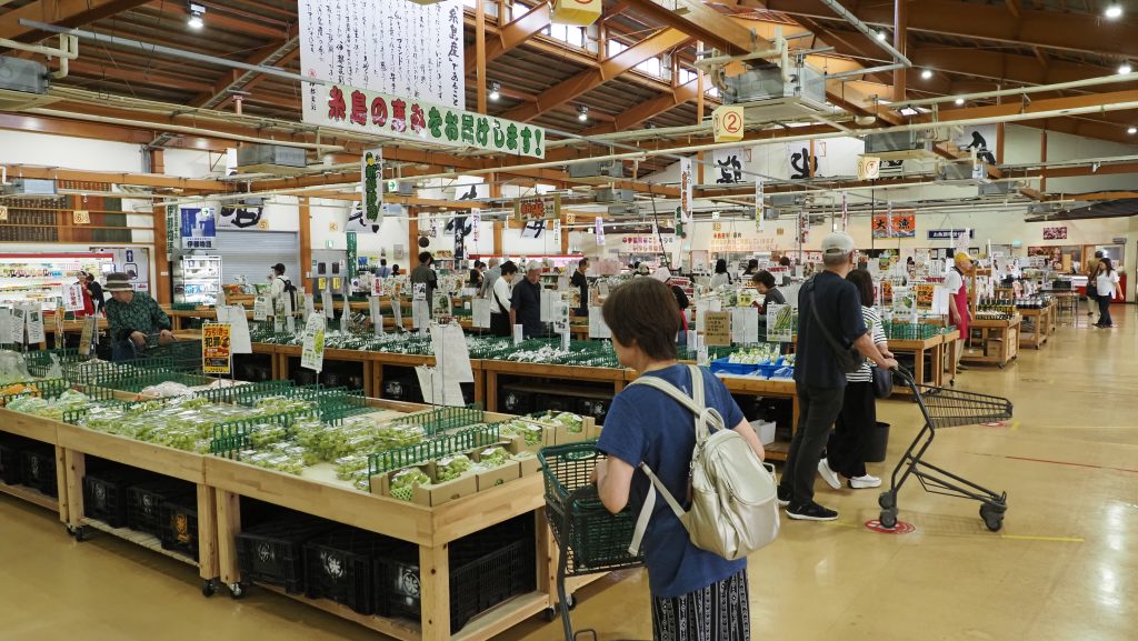 糸島市の伊都菜彩の店内に並ぶ地元の農産物や商品